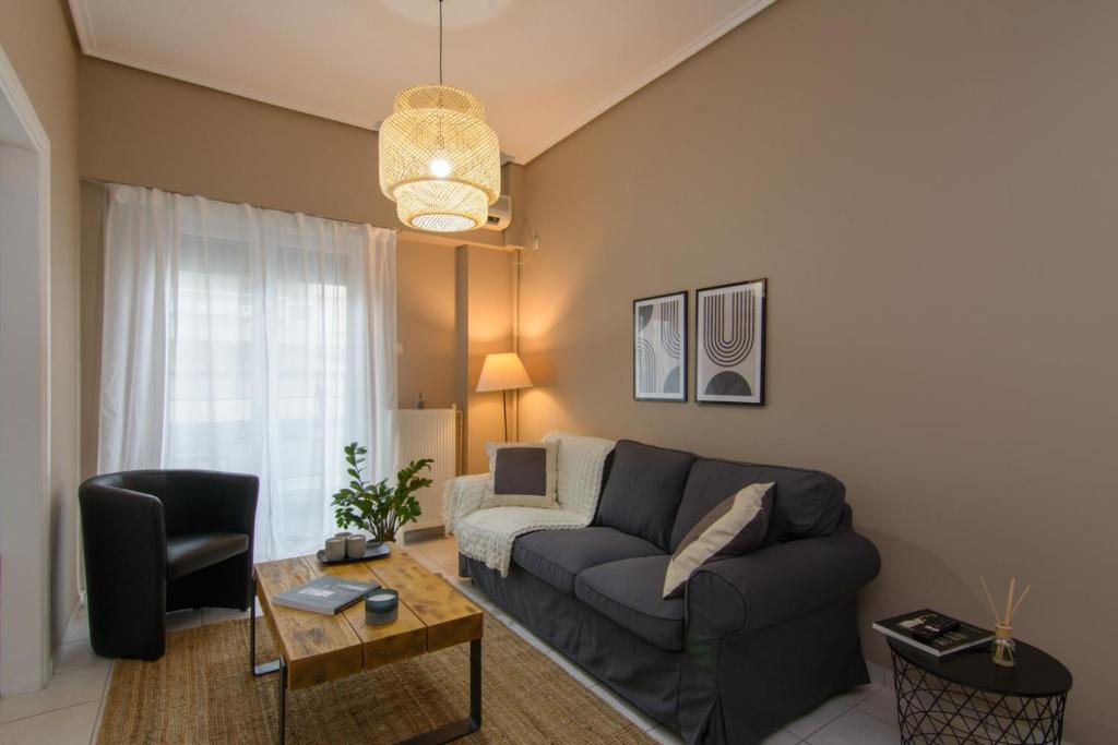 卡拉马塔APT 48, COZY APARTMENT IN KALAMATA CITY CENTER的客厅配有沙发和桌子