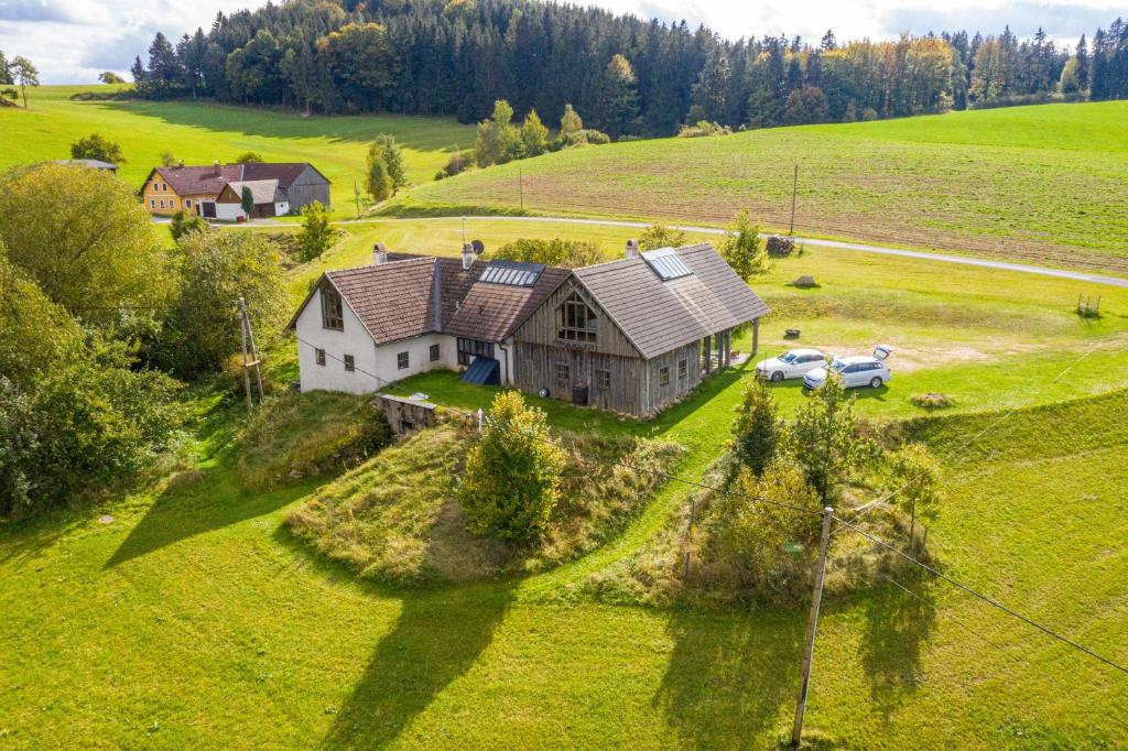 罗西瑙城堡WALD-LAND-HOF Schloss Rosenau的田野上大房子的空中景观