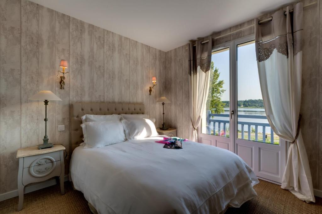 桑吉内奥格立昂住宿加早餐旅馆的一间卧室设有一张床和一个大窗户