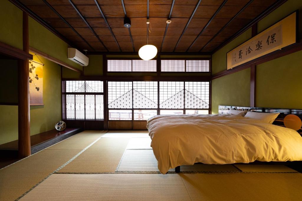 小松市Ryusuke25 - Vacation STAY 71742v的一间卧室设有一张床和一个大窗户