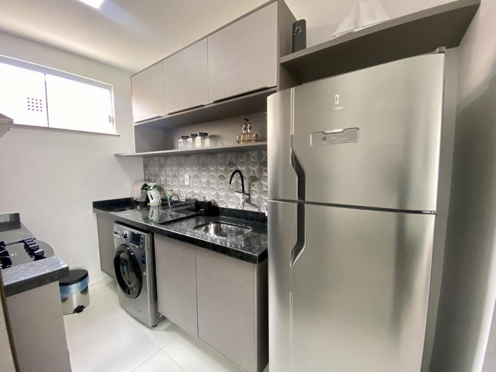 维多利亚-达孔基斯塔Dona Olivia Residencial的厨房配有不锈钢冰箱和洗碗机