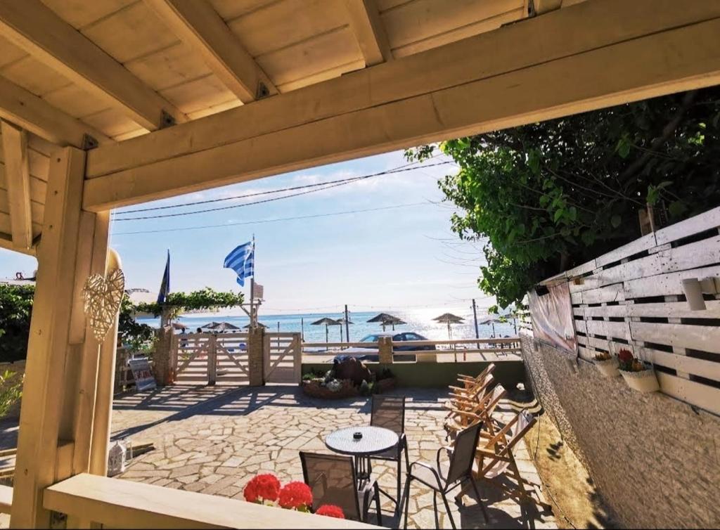 斯卡拉伯塔麦斯Suites Pierion Musses的一个带桌椅的庭院和海滩