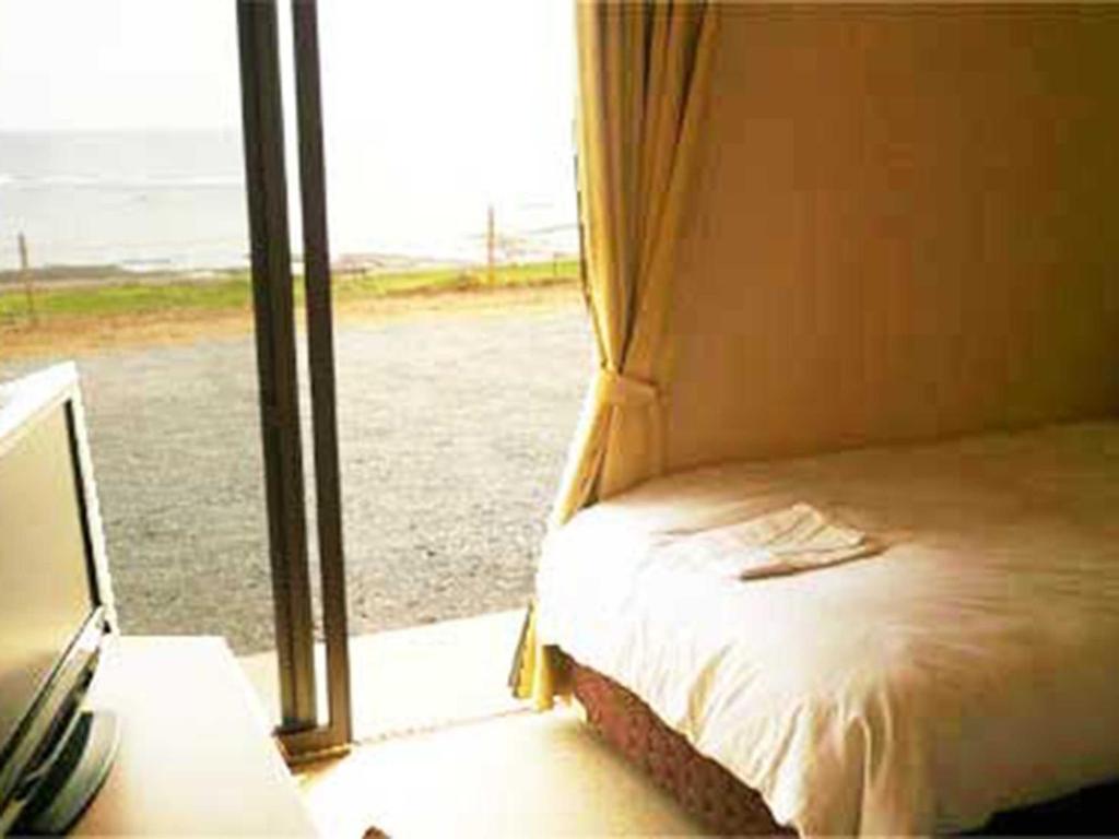 德之岛Yugaku Resort Kimukura - Vacation STAY 93867v的卧室设有靠窗的床