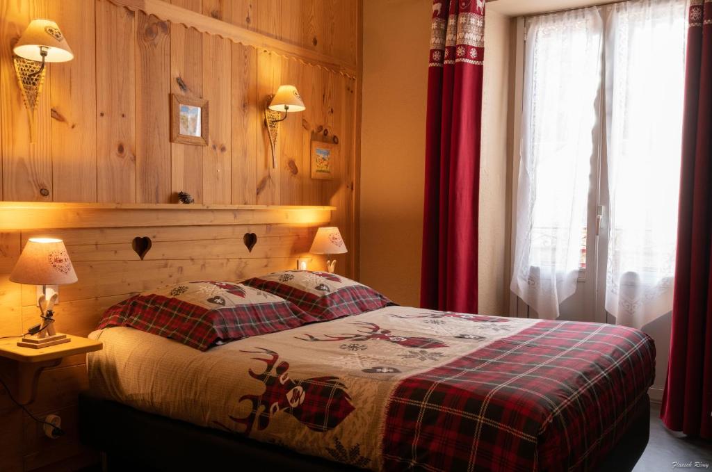 科特雷Hôtel Le Pas de L'Ours的一间卧室配有床和红色窗帘