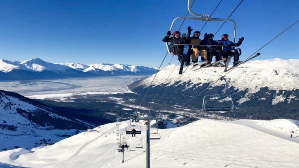 哥德伍德Chair Four Por Favor - Walk Almost Anywhere at Alyeska Resort!的一群乘滑雪缆车的人