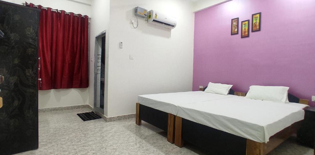 卡齐兰加KRAZYROOMS, Kaziranga的一间卧室设有一张紫色墙壁的大床