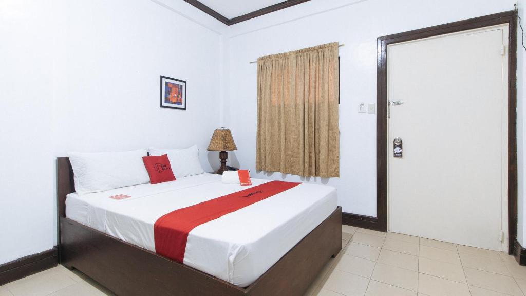 安吉利斯RedDoorz @ Marifa Hotel Angeles Pampanga的一间卧室,卧室内配有一张大床