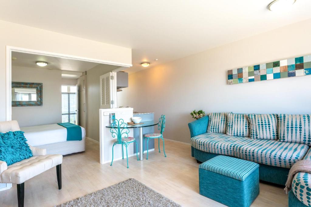 欧尼罗亚Oneroa Bay Villas的客厅配有沙发和桌子