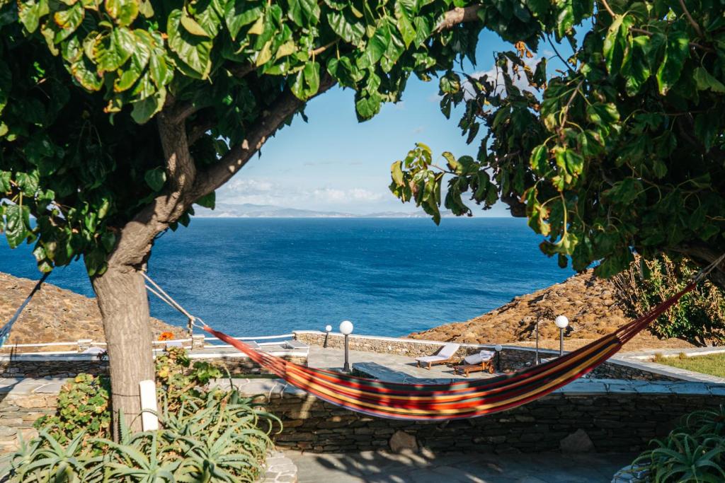 法罗斯岛卡浦纳珀斯公寓的吊床挂在海边的树上