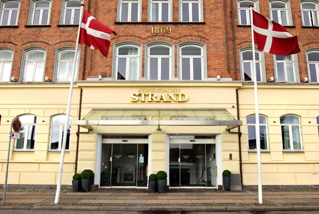 哥本哈根哥本哈根斯特瑞德酒店的前面有两面旗帜的建筑