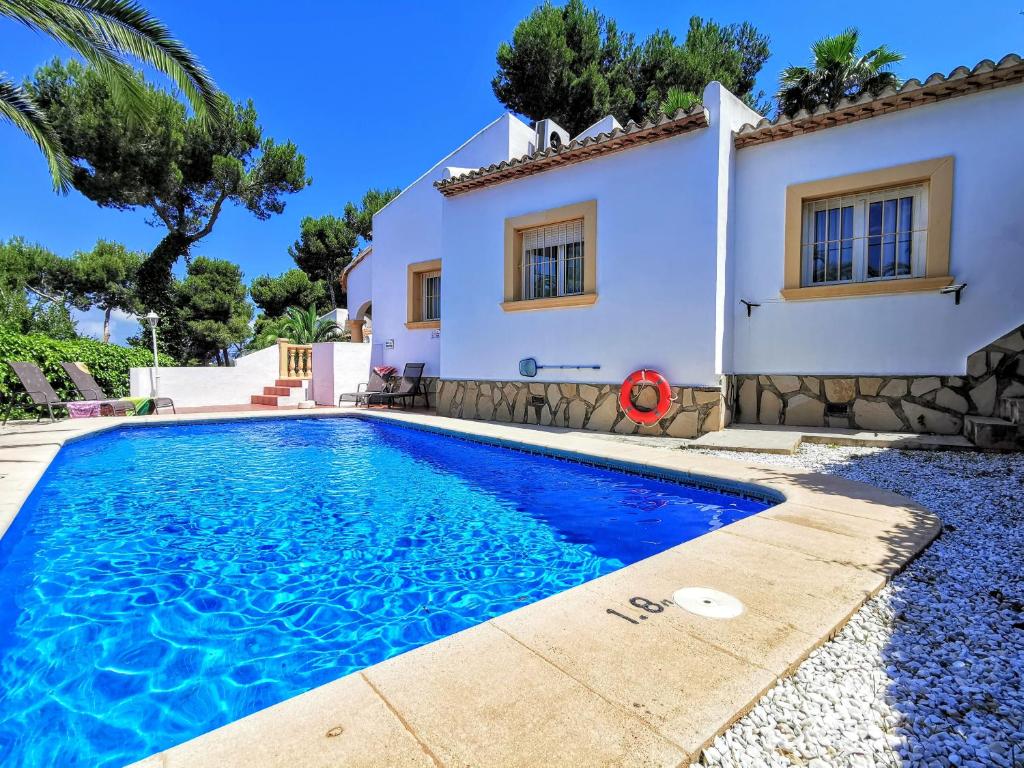 哈维亚Villas Monte Verde -BTB的别墅前设有游泳池
