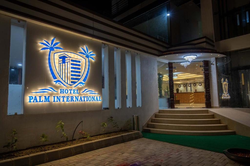 ButwālHotel Palm International的建筑物一侧的标志