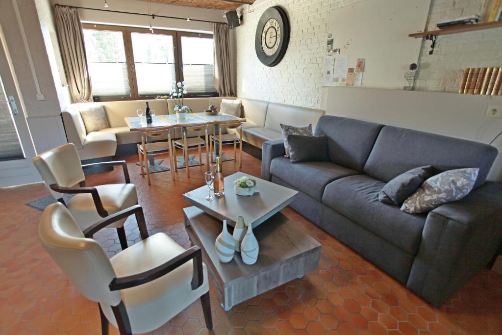 乌尔Le Moulin de Nancy的客厅配有沙发和桌椅