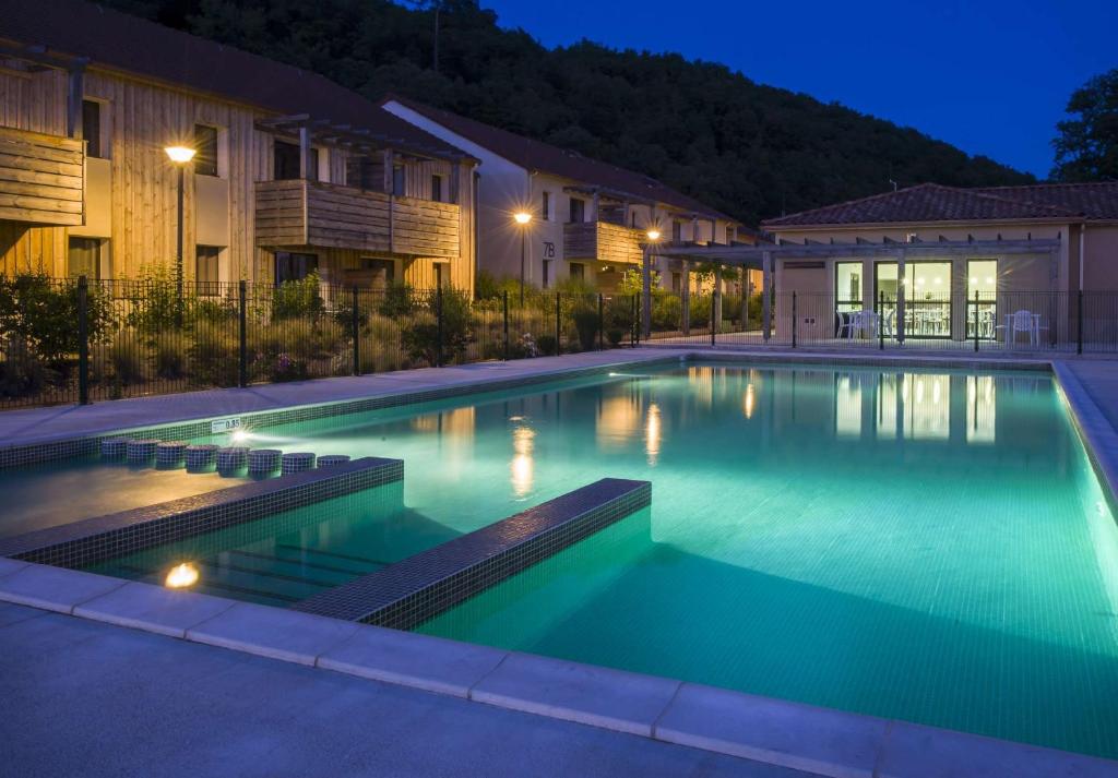 莱塞齐耶德泰阿克瓦卡洛公寓式酒店 - 乐客斯度瑞查的夜间在房子里的一个游泳池