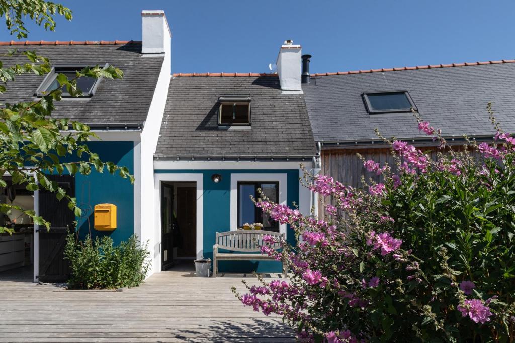 勒帕莱博尔杜斯塔德住宿加早餐旅馆的前面有长凳的蓝色房子