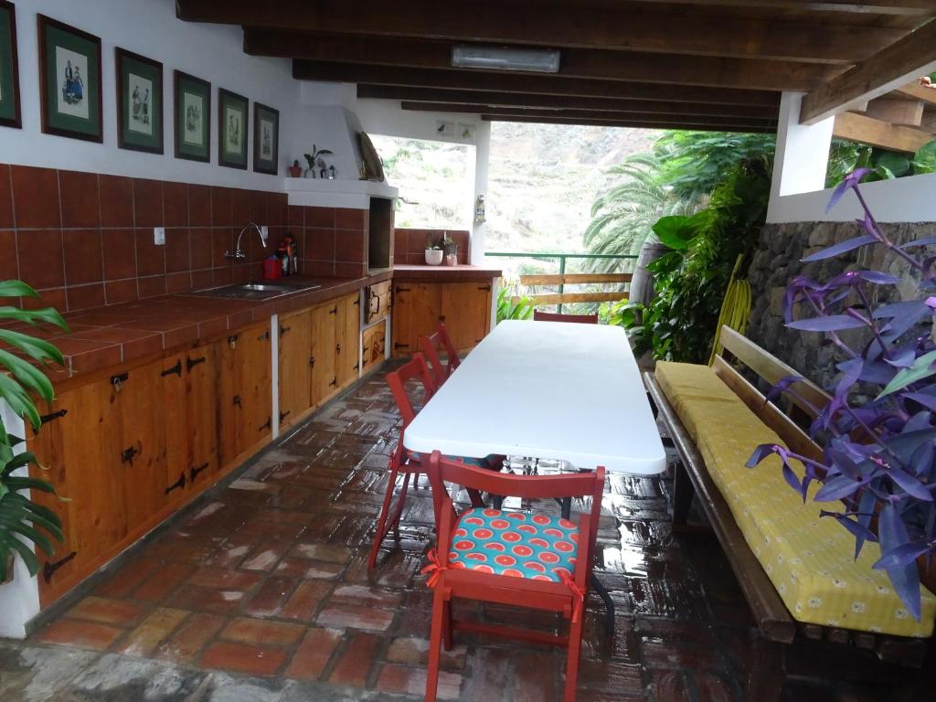 圣克鲁斯-德特内里费Casa La Poyata - Taganana的厨房配有桌椅和水槽。