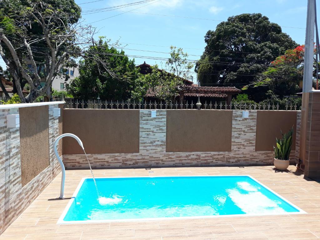 里约达欧特拉斯Ótima casa de praia com piscina的一个带围栏的院子内的游泳池