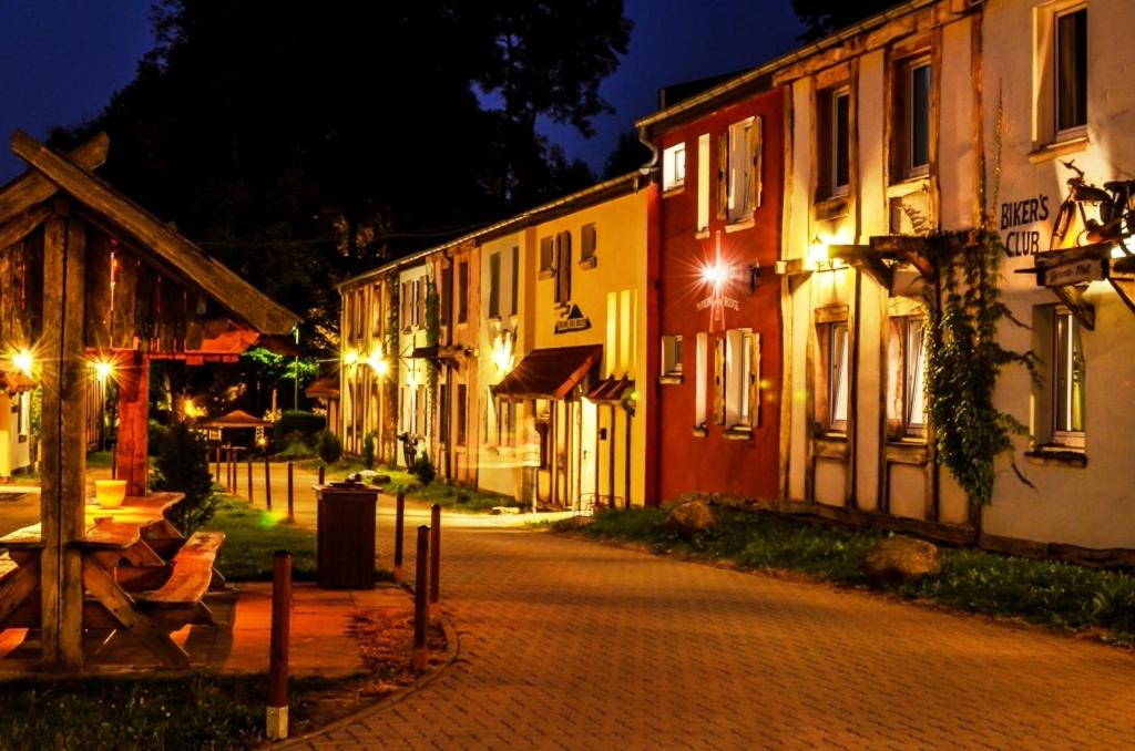戈斯拉尔哈兹洛奇酒店的镇上的鹅卵石街道