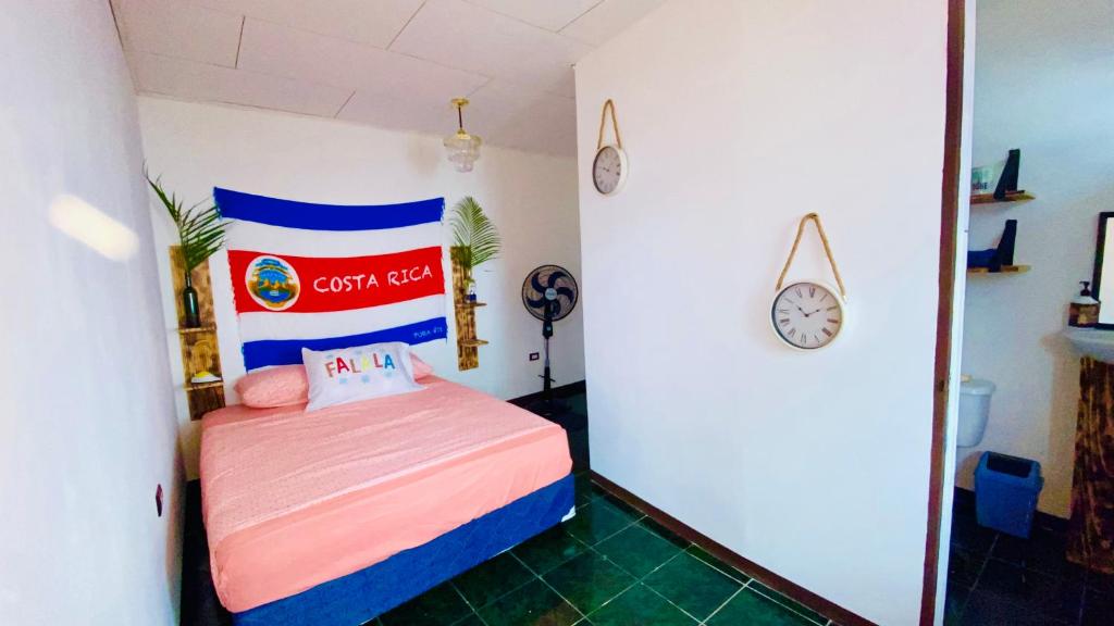 曼努埃尔安东尼奥Nomada's Digital的一间小卧室,卧室内配有一张床铺