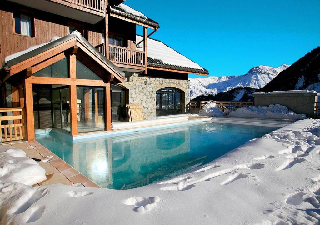 勒克比尔Les Alpages du Corbier A003的雪中带游泳池的房子
