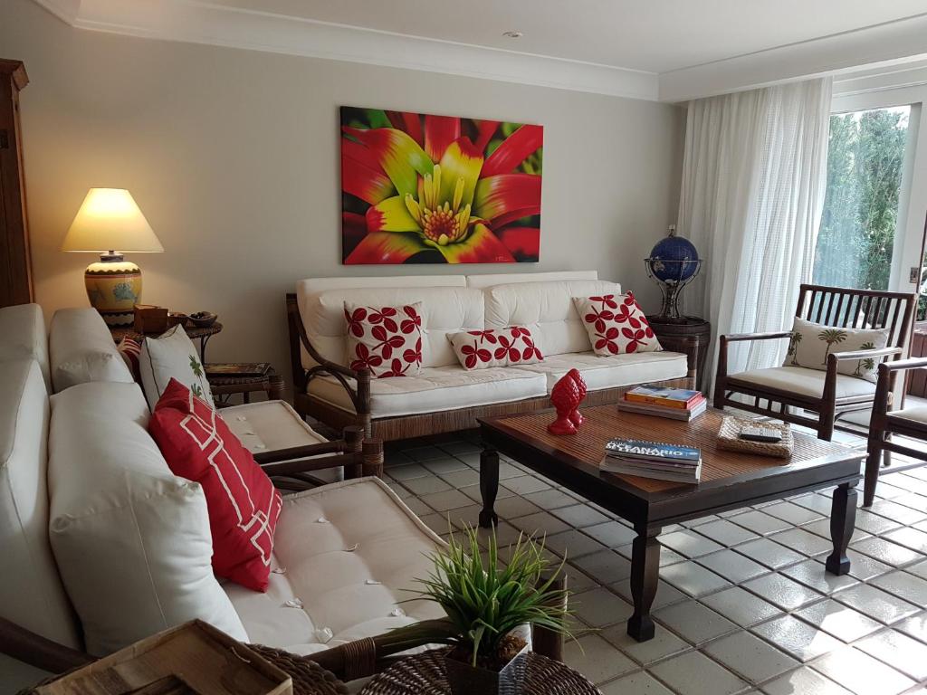 安格拉杜斯雷斯Casa no Condomínio Porto Frade - pertinho da praia的客厅配有白色沙发和茶几