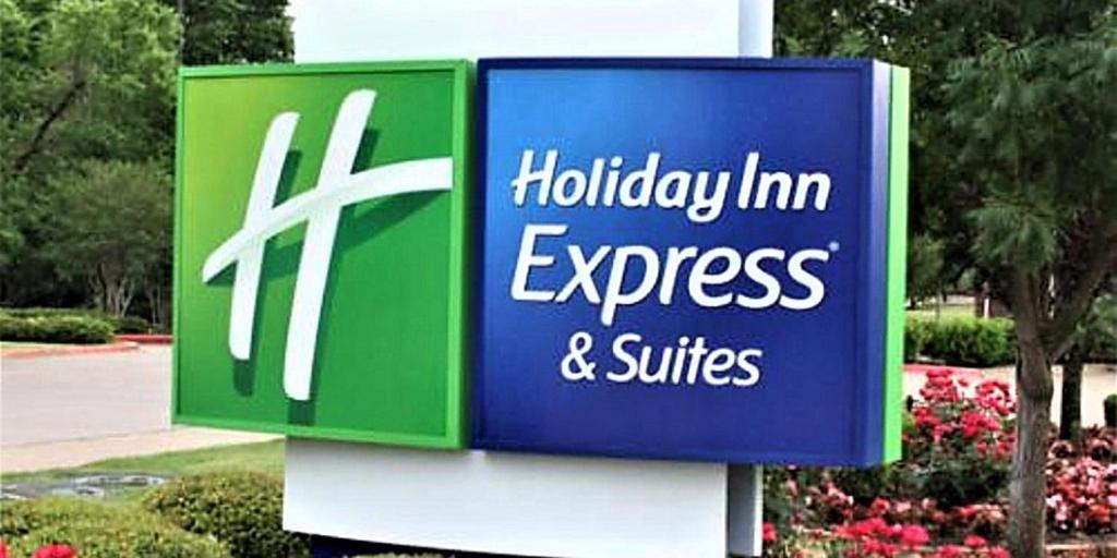 迪尔伯恩Holiday Inn Express & Suites - Detroit - Dearborn, an IHG Hotel的度假快捷套房标志