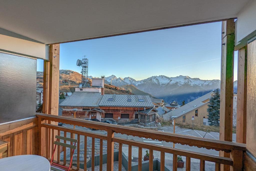 于埃Cosy studio with balcony at the heart of L'Alpe d'Huez - Welkeys的山景阳台。