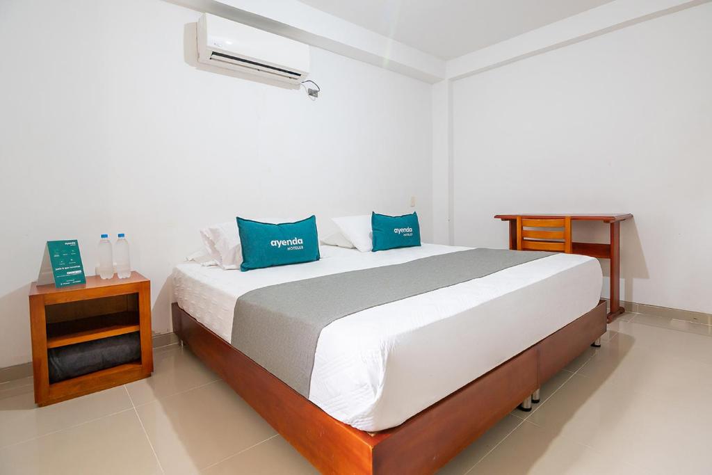巴耶杜帕尔Ayenda Juglar的一间卧室配有一张带蓝色枕头的大床