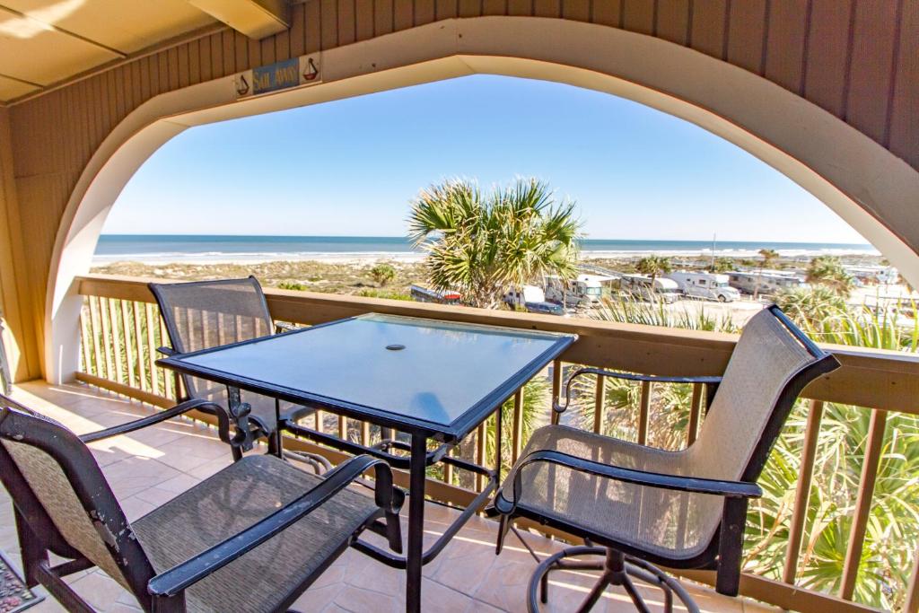 圣奥古斯丁Hibiscus Bravo的海滩景阳台配有桌椅