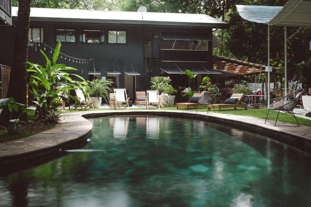 诺萨拉La Negra Surf Hotel的一座房子后院的游泳池