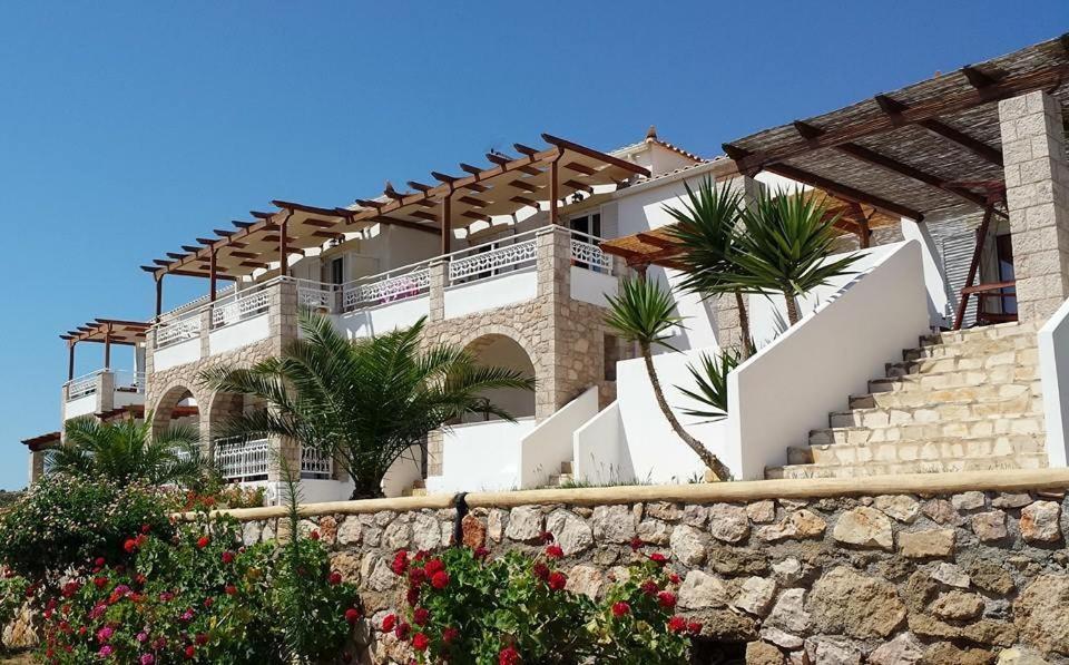 艾拉方索斯Voula Resort的一座带楼梯和石墙的建筑