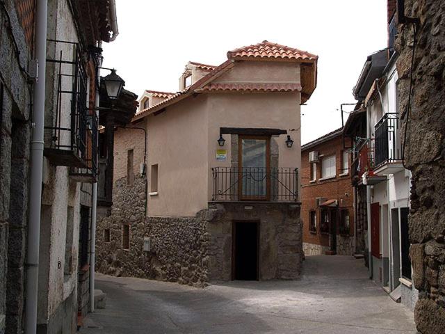 Santa Maria del TietarLa Posada del Tiétar的带阳台的小巷