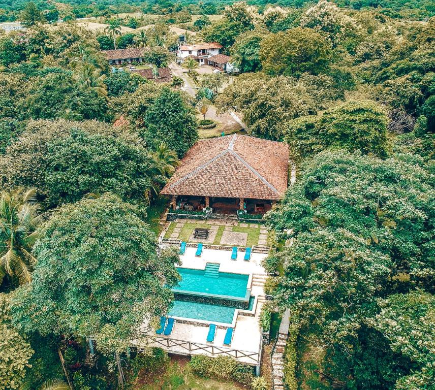 圣卡塔利娜岛Hotel Santa Catalina Panamá的享有带游泳池的房屋的空中景致
