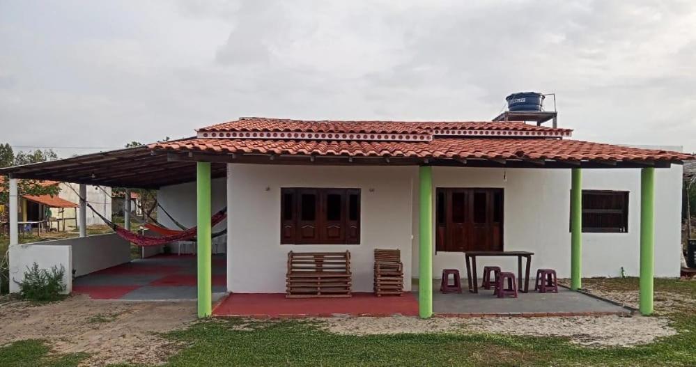阿廷斯Casa Gael (Gisele & Lucimar)的一间白色的小房子,有红色的屋顶