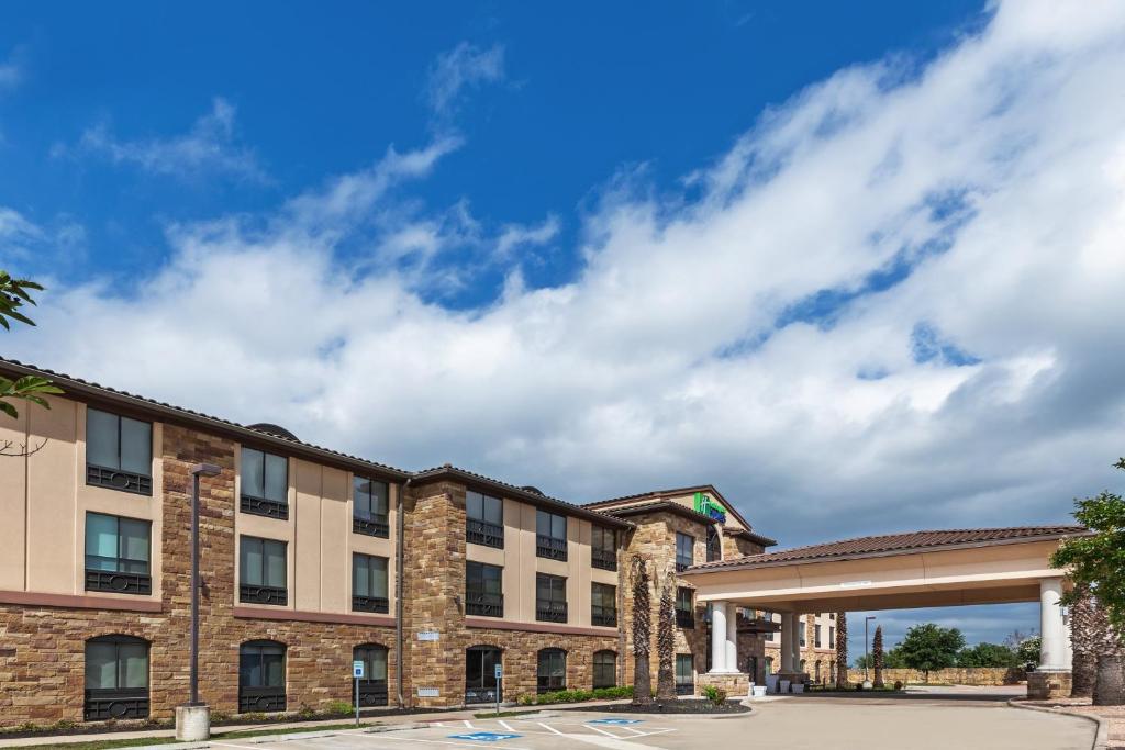莱克韦Holiday Inn Express & Suites Austin NW – Lakeway, an IHG Hotel的酒店前方的 ⁇ 染