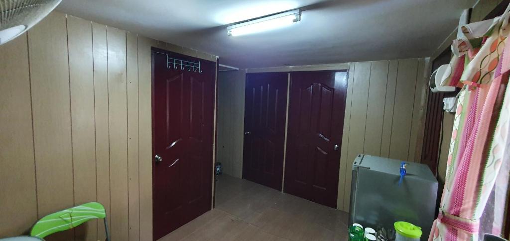 瓜拉江沙Chalet Kampong Guar, Manong的走廊上,房间里设有三扇棕色门