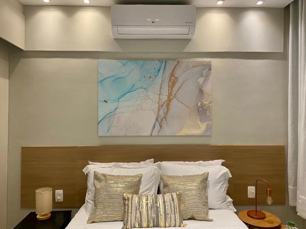 里约热内卢Apartment Ipanema Arpoador - 300m da praia的卧室配有一张壁挂图床