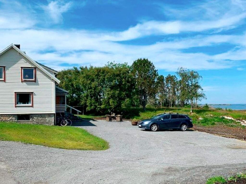 Fjørtoft9 person holiday home in Fj rtoft的停在房子旁边的车道上的汽车