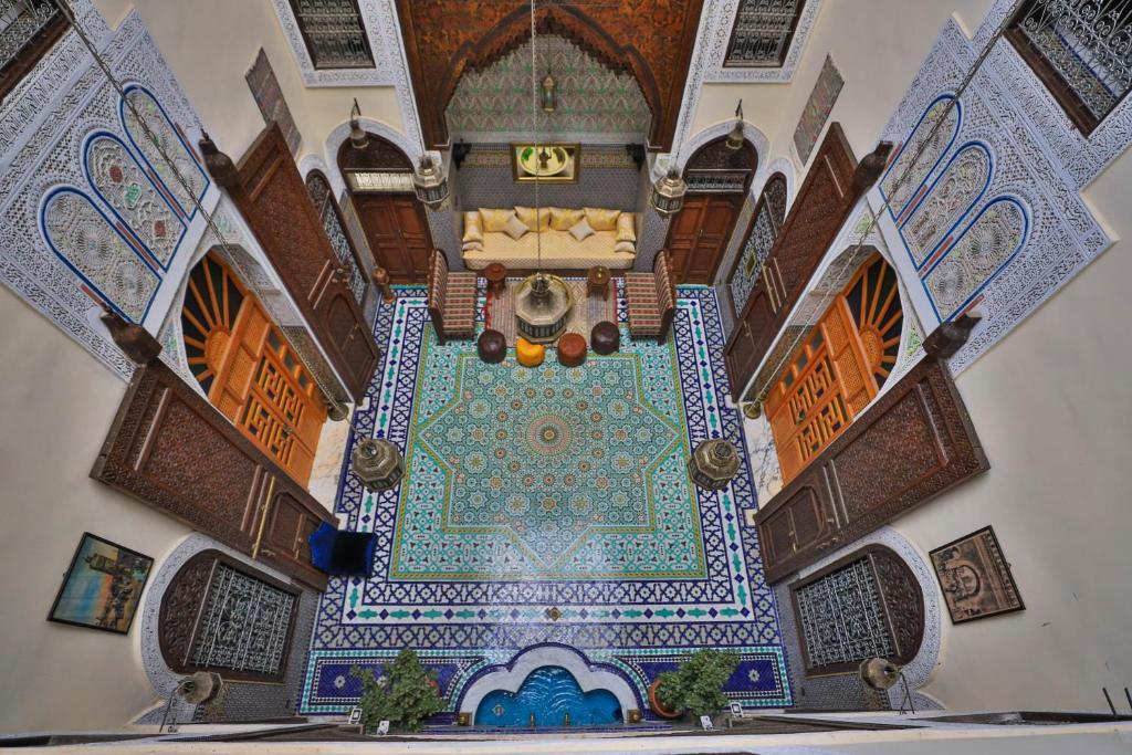 非斯Riad Soultana的享有清真寺的顶部景色,设有瓷砖天花板