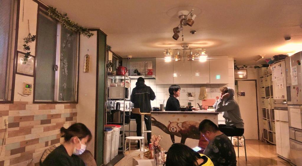 大阪和平沙支酒店的一群人在厨房里,在柜台