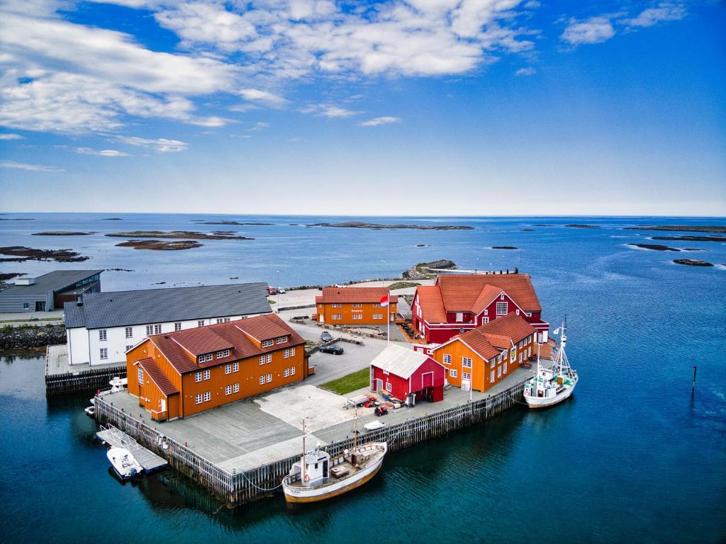 FinnøyFinnøy Bryggehotell - by Classic Norway Hotels的海港的空中景色,水中有船只