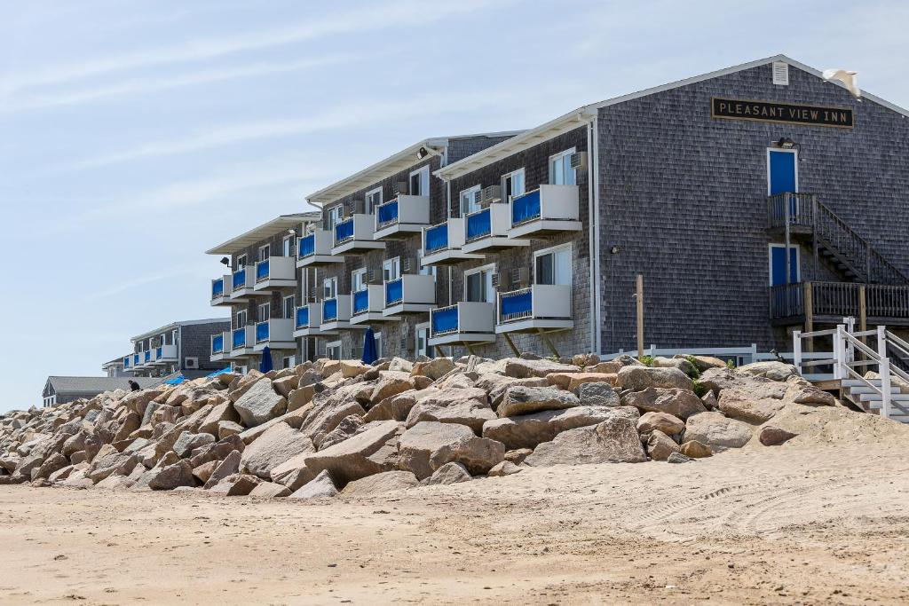 韦斯特利逸景酒店的海滩上的一座建筑,靠近一些岩石