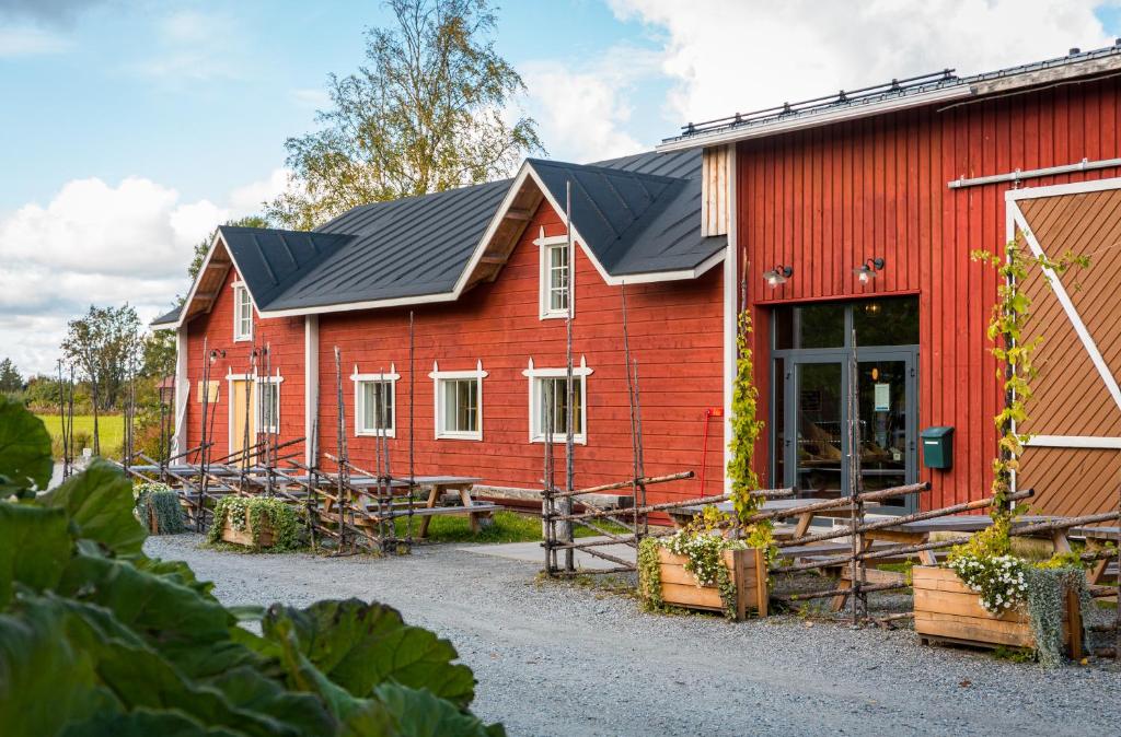 沃卡蒂Haapala Brewery restaurant and accommodation的黑色屋顶的红色谷仓