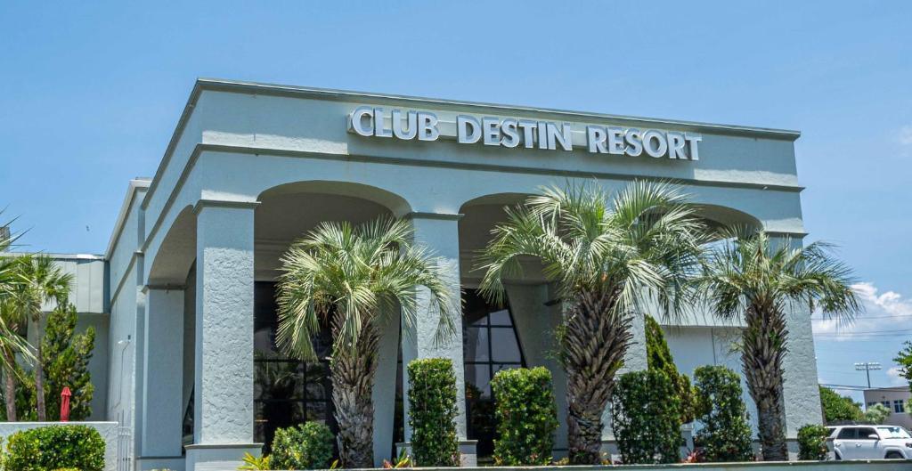 德斯坦Club Destin Condos的棕榈树前方的俱乐部命运度假村
