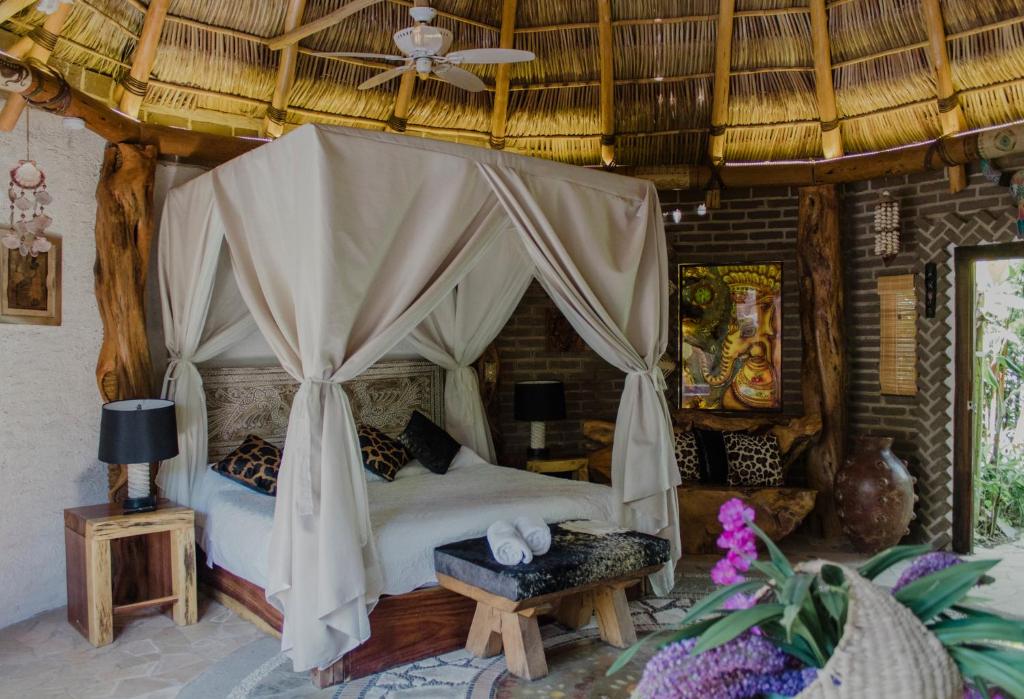 阿吉吉克Mandala Thai的一间卧室配有一张带天蓬的床