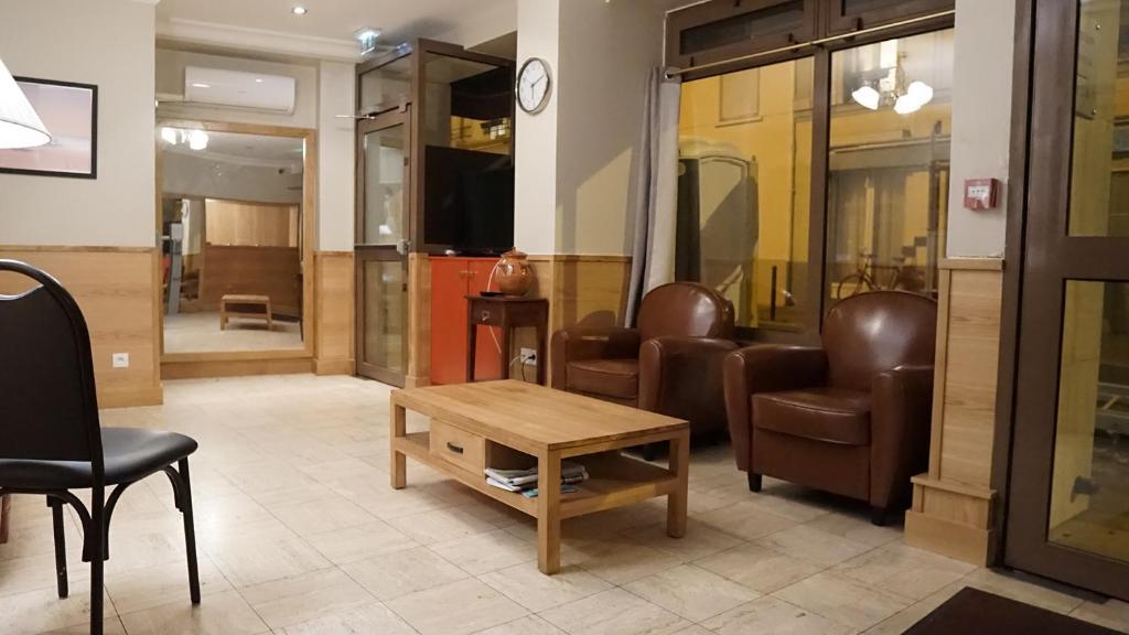 巴黎欧罗巴酒店的一间商店里带椅子和茶几的房间
