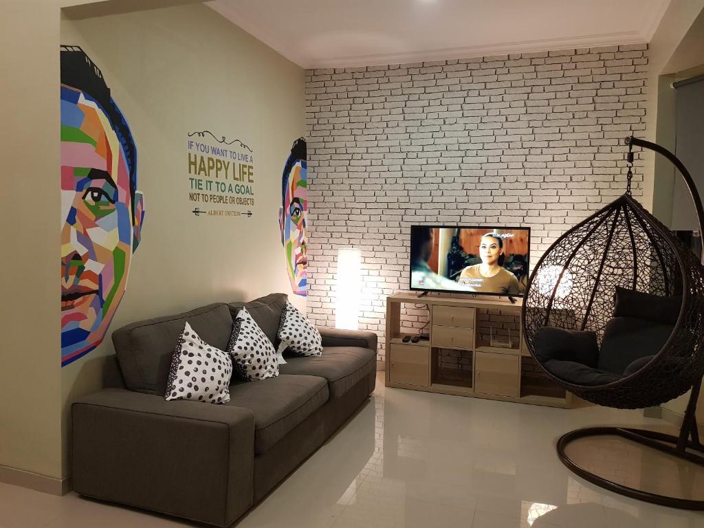 巴淡岛中心Danka@tudor residence的带沙发和电视的客厅