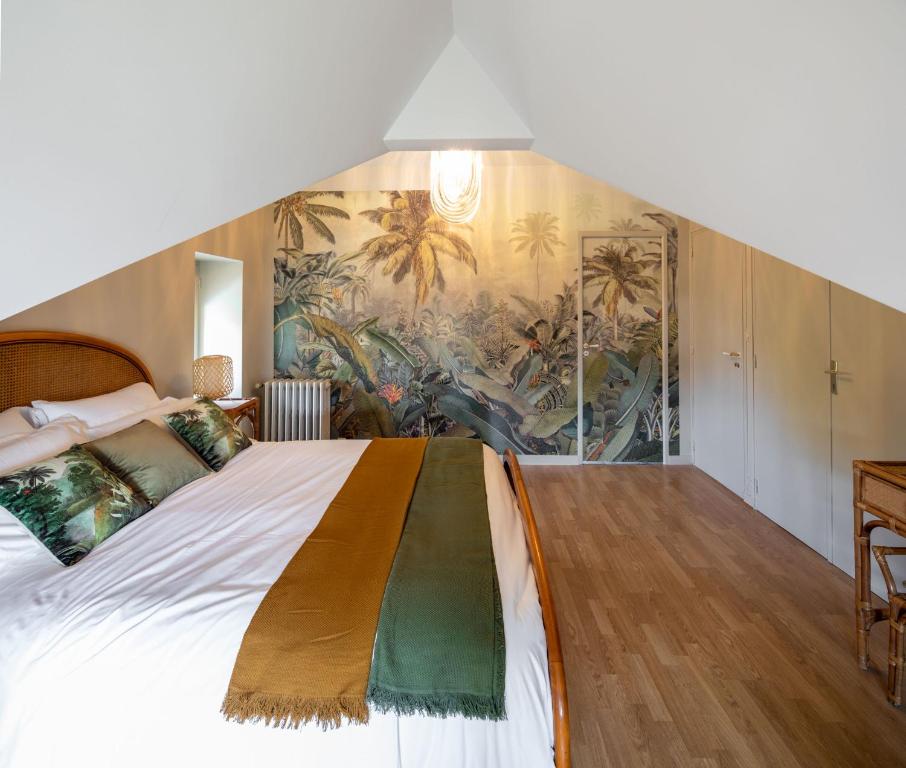 昂热La Maison de Florence的卧室配有一张大床,墙上挂有壁画