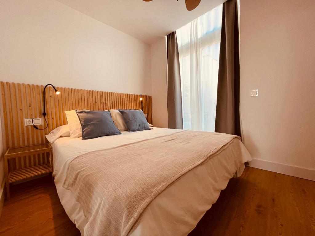 科蒂略Cozy apartments and deluxe lofts in Fuerteventura的一间卧室设有一张大床和大窗户