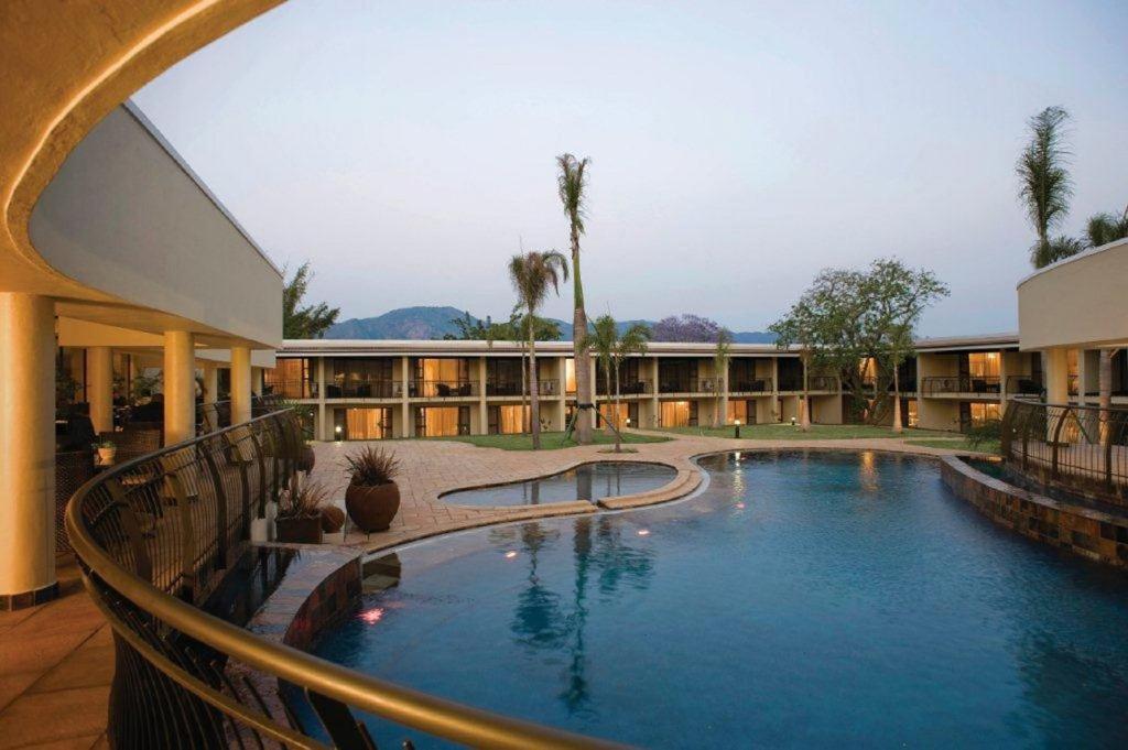 埃祖尔韦尼欢乐谷酒店及赌场的从酒店阳台可欣赏到游泳池的景色